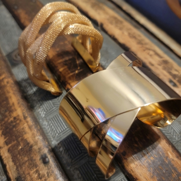 Gold cuff bracelets - Picture 3 of 9